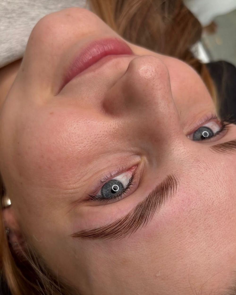 Browlifting mit Hybridfarbe in warmem Braunton