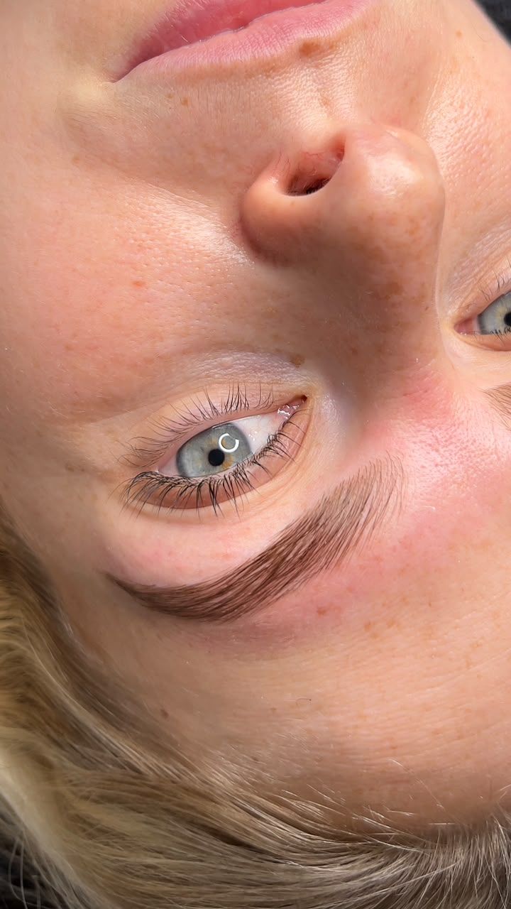 Lash- und Browlifting bei einer Kundin mit blonden Haaren